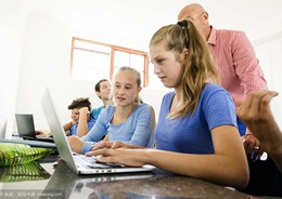 PTE双语新闻：平板电脑成英国小学生开学标配